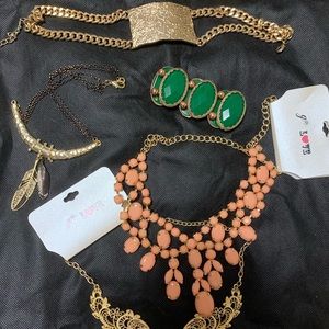 Several pieces of fashion jewelry !